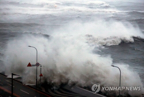 제11호 태풍 힌남노가 상륙한 6일 오전 파도가 부산 해운대구 마린시티를 덮치고 있다.  연합뉴스